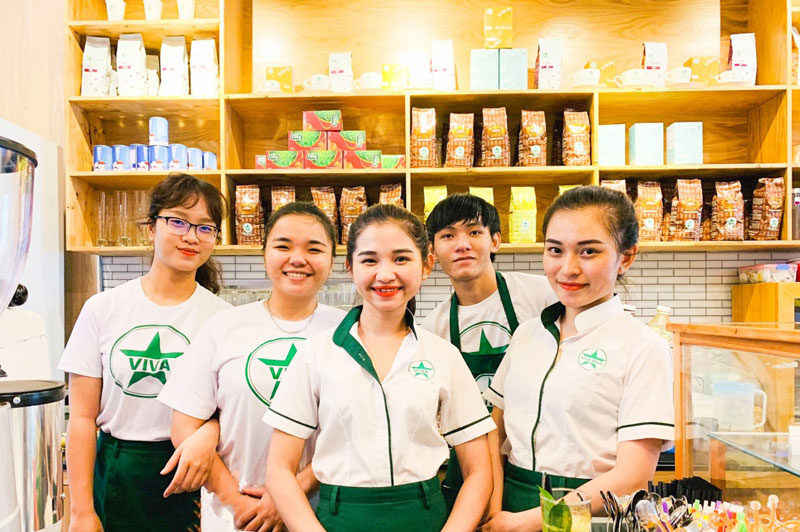 Mặc đồng phục quán cà phê Viva Star