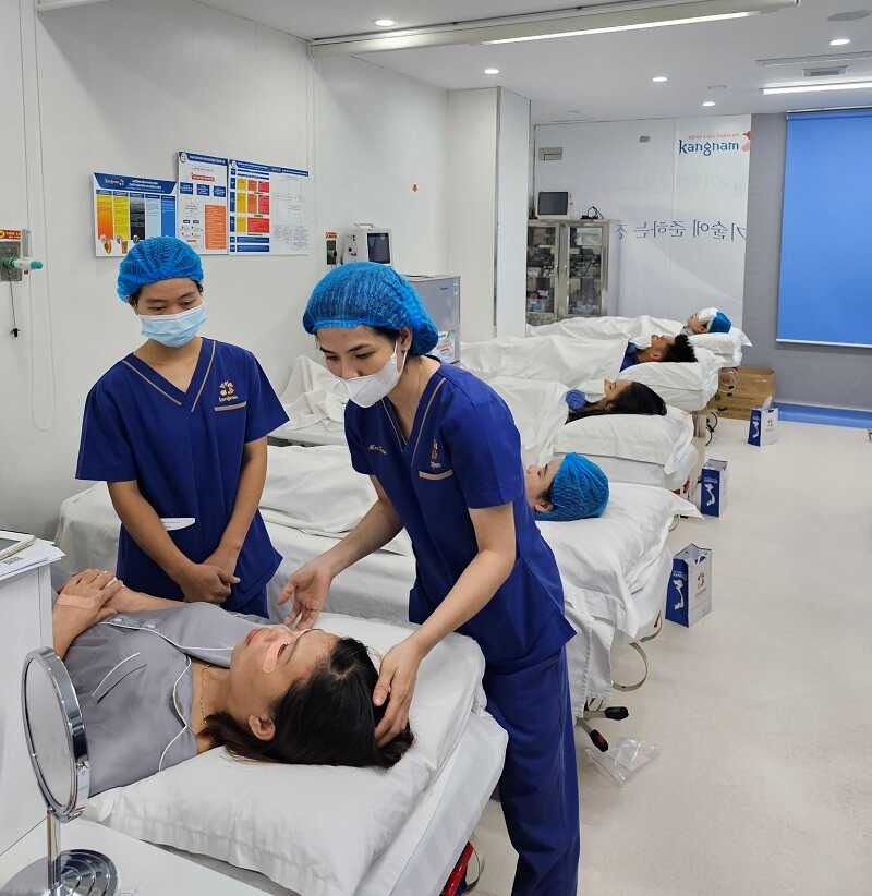 Đồng phục y tá thiết kế đơn giản, dễ sử dụng