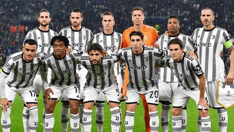 Áo đầu CLB Juventus nổi bật với các đường kẻ sọc trắng đen