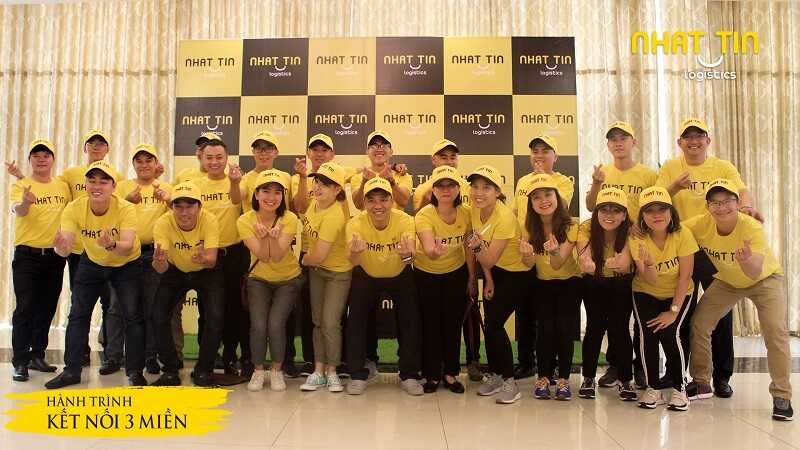 Đồng phục Nhất Tín Express nổi bật áo thun cổ tròn màu vàng
