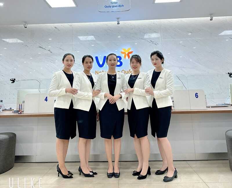Đồng phục váy cho nhân viên nữ ngân hàng VIB duyên dáng
