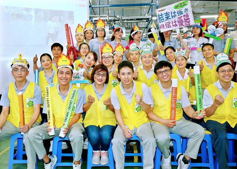 Mẫu áo gile đồng phục Yazaki nổi bật với sắc vàng