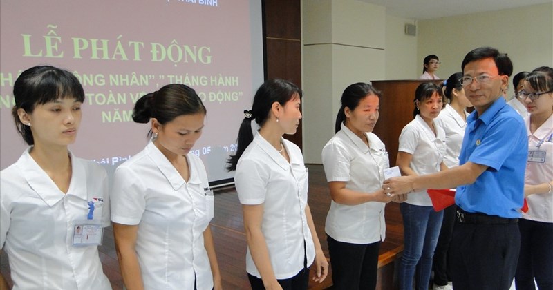 Áo sơ mi đồng phục Yazaki thiết kế khá đơn giản
