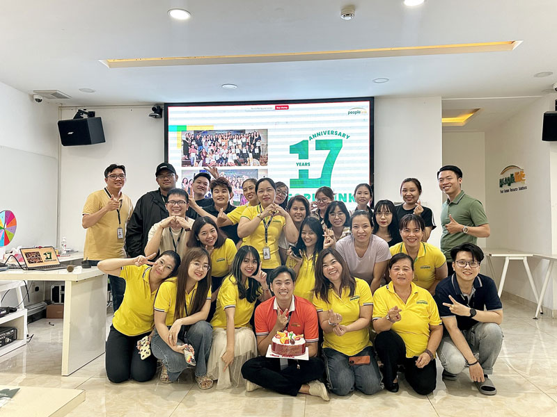 Đồng phục áo thun có cổ màu vàng People Link