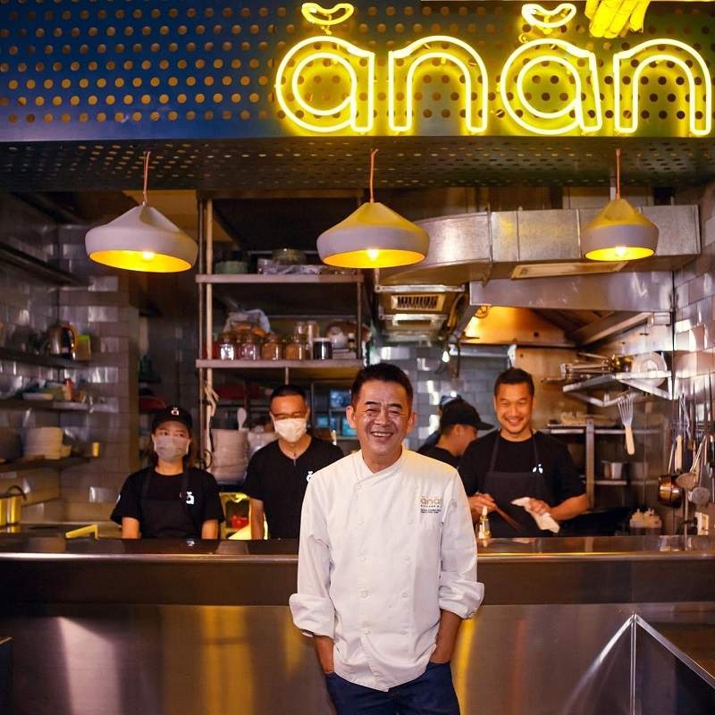 Áo bếp đồng phục nhà hàng Anan Saigon màu trắng thanh lịch