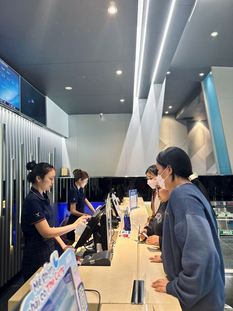 Đồng phục áo polo màu xanh Galaxy Cinemas