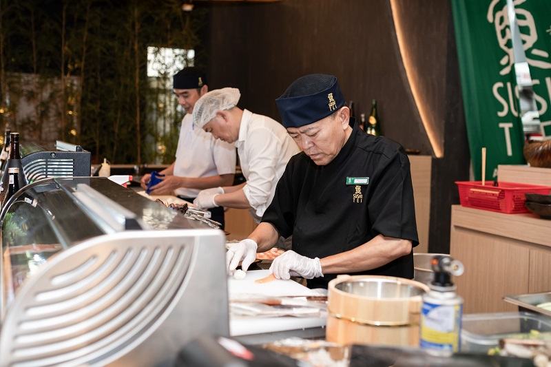 Đồng phục đồng phục nhà hàng Sushi Tei màu đen sang trọng
