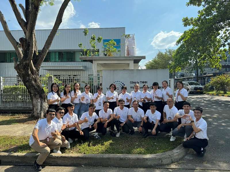 Áo polo màu trắng là đồng phục chủ đạo của Wipro