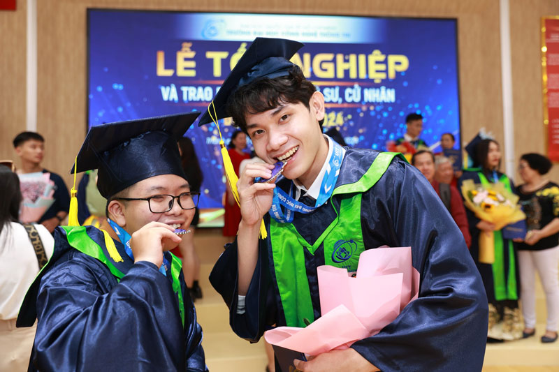 Đồng phục lễ tốt nghiệp UIT