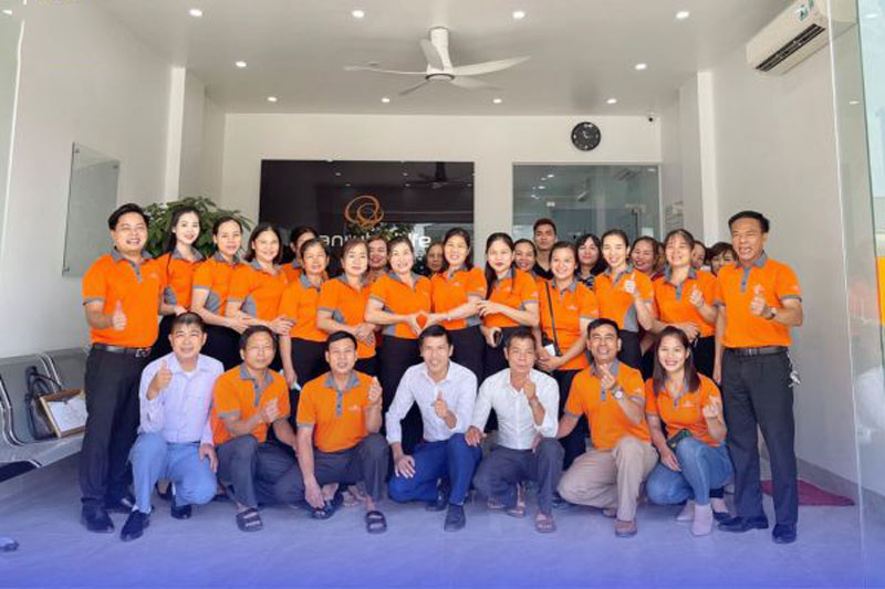 Đồng phục áo thun có cổ màu cam PVI