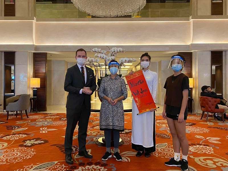 Áo dài đồng phục khách sạn InterContinental Hanoi Westlake cho lễ tân