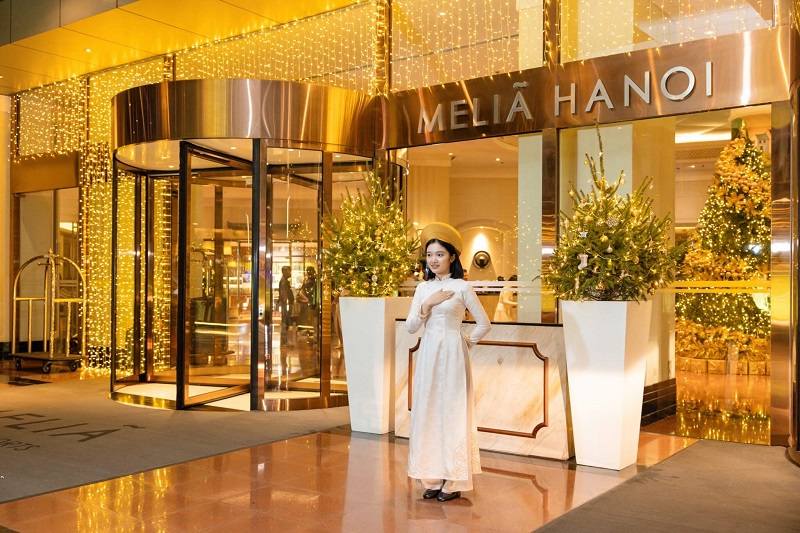 Áo dài là đồng phục khách sạn Melia Hanoi cho bộ phận lễ tân