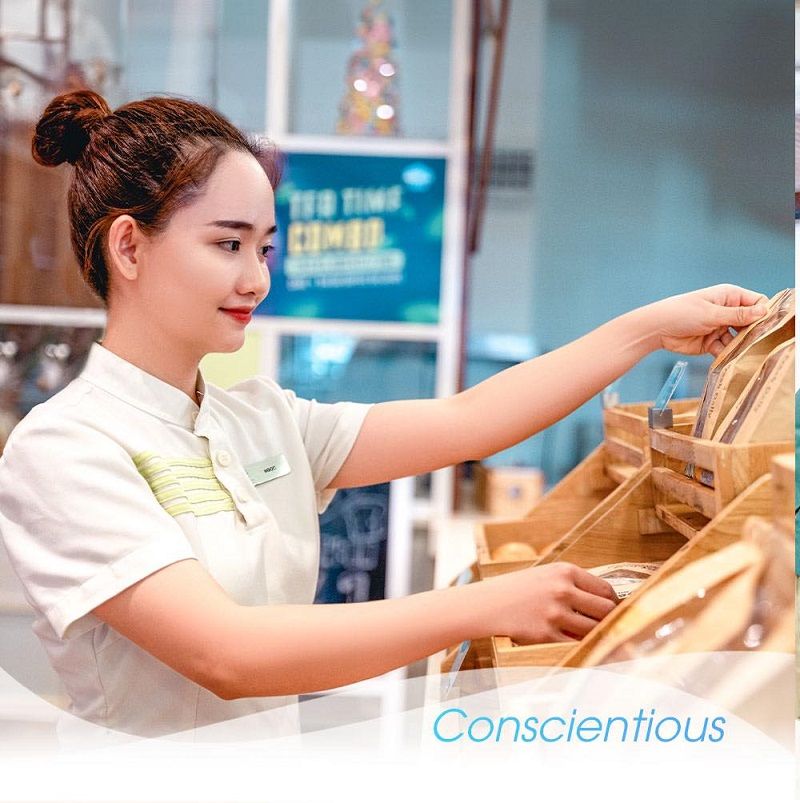 Đồng phục khách sạn A La Carte Da Nang Beach áo polo trắng