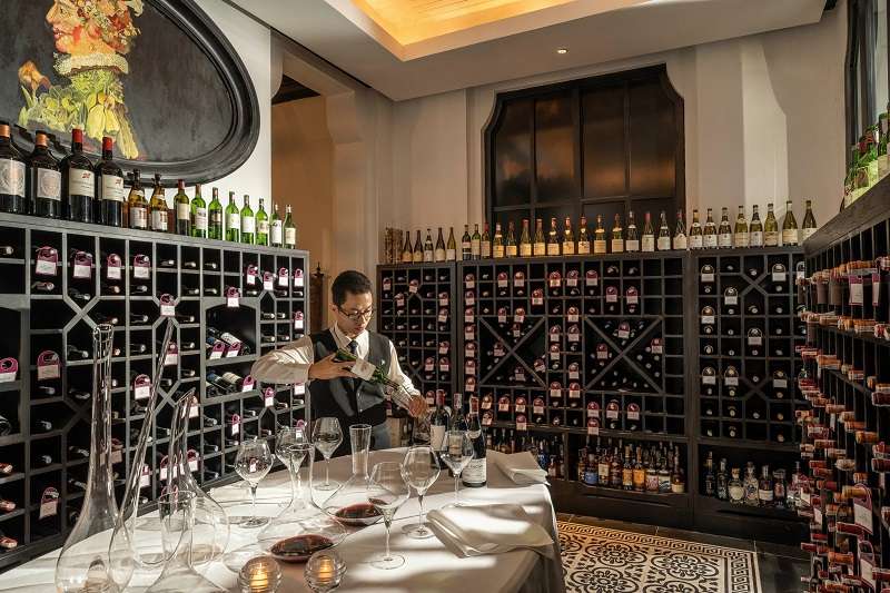 Nhân viên bartender sử dụng đồng phục áo sơ mi kèm gile cơ bản