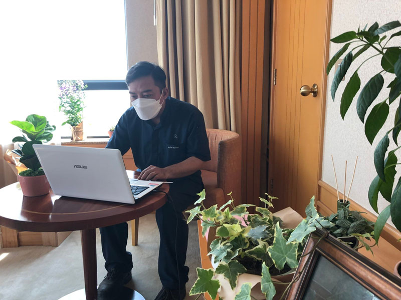 Đồng phục bellman Renaissance Riverside Hotel Saigon