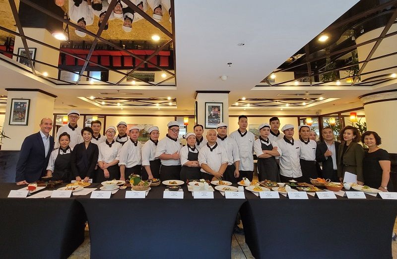 Đồng phục đầu bếp khách sạn Hilton Hanoi Opera chuyên nghiệp