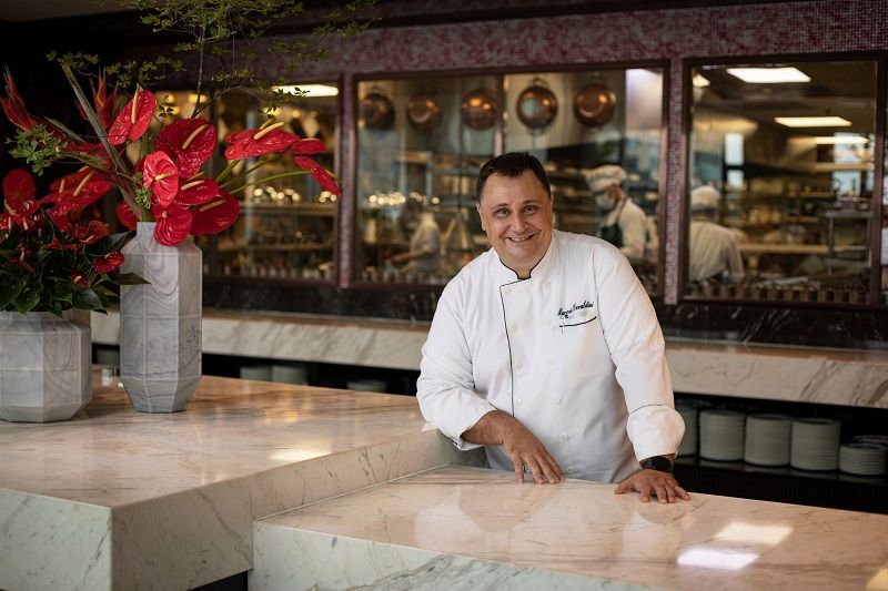 Mẫu áo bếp đồng phục khách sạn Reverie Saigon sang trọng