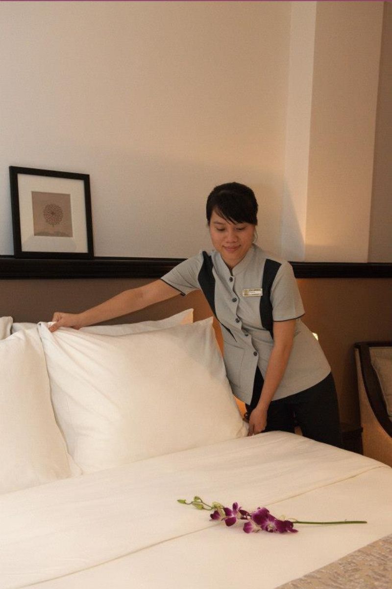 Thiết kế đồng phục khách sạn The Alcove Library Hotel cho buồng phòng