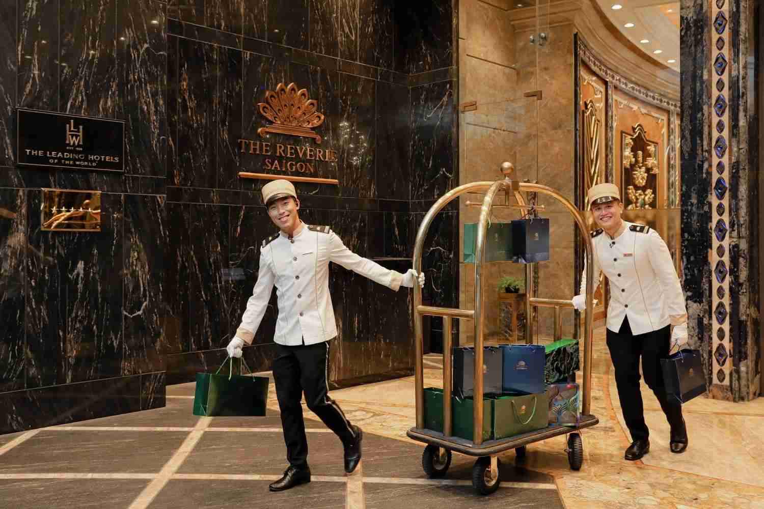 Doorman và Bellman có đồng phục khách sạn Reverie Saigon ấn tượng