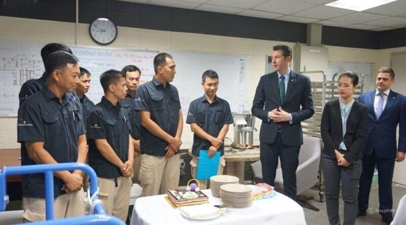 Nhân viên kỹ thuật khách sạn InterContinental sử dụng đồng phục an toàn