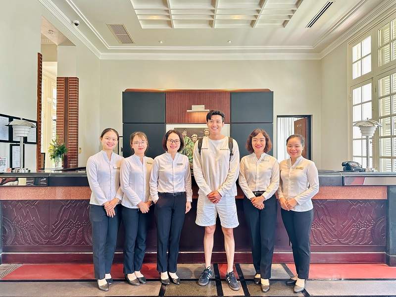 Mẫu đồng phục cho nhân viên lễ tân khách sạn Azerai La Residence