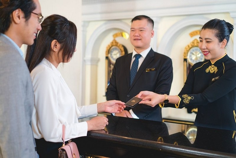 Đồng phục khách sạn Majestic cho lễ tân đậm chất truyền thống