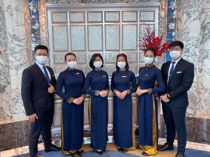 Đồng phục lễ tân khách sạn Reverie Saigon tinh tế, thanh lịch