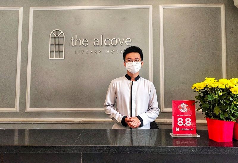Áo sơ mi lễ tân đồng phục khách sạn The Alcove Library Hotel