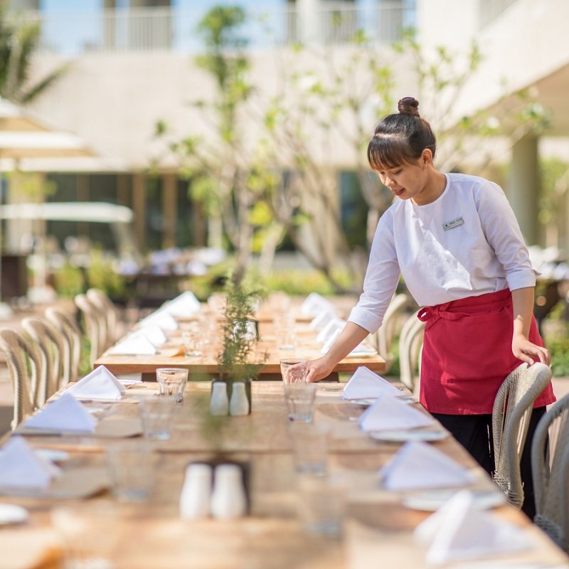 Áo thun đồng phục khách sạn Alma Resort Cam Ranh cho vị trí phục vụ