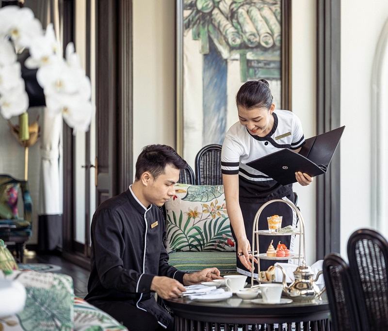 Đồng phục nhân viên phục vụ khách sạn InterContinental thiết kế đẹp