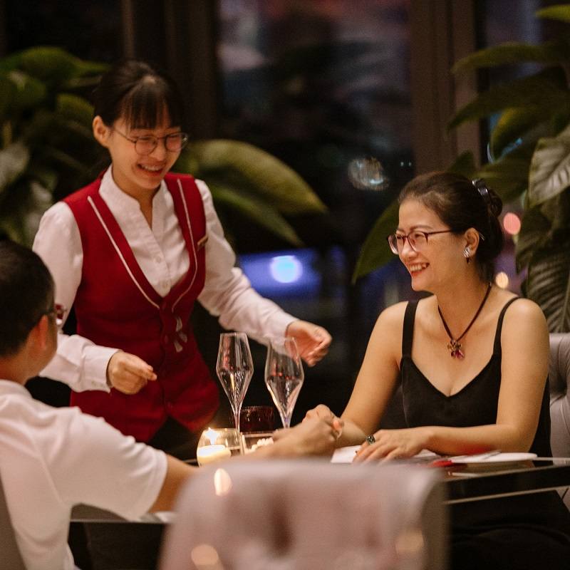 Đồng phục khách sạn Reverie Saigon cho nhân viên phục vụ