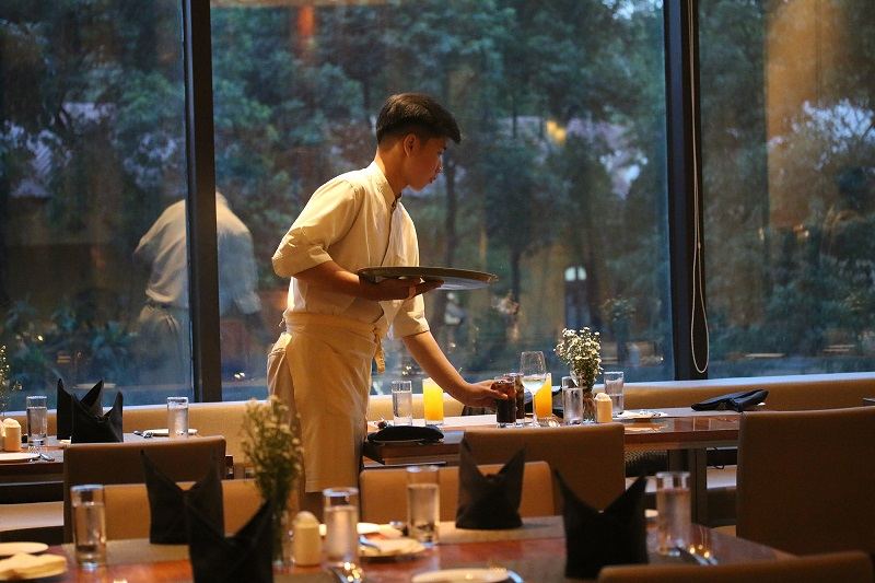 Đồng phục khách sạn Hotel Nikko Saigon cho nhân viên phục vụ