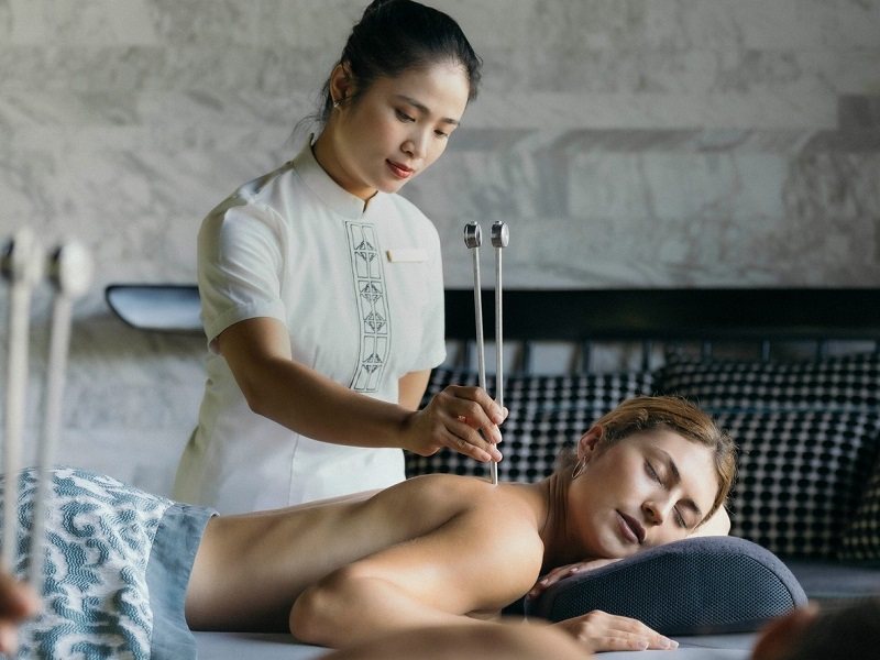 Đồng phục nhân viên spa đơn giản và rất thanh lịch