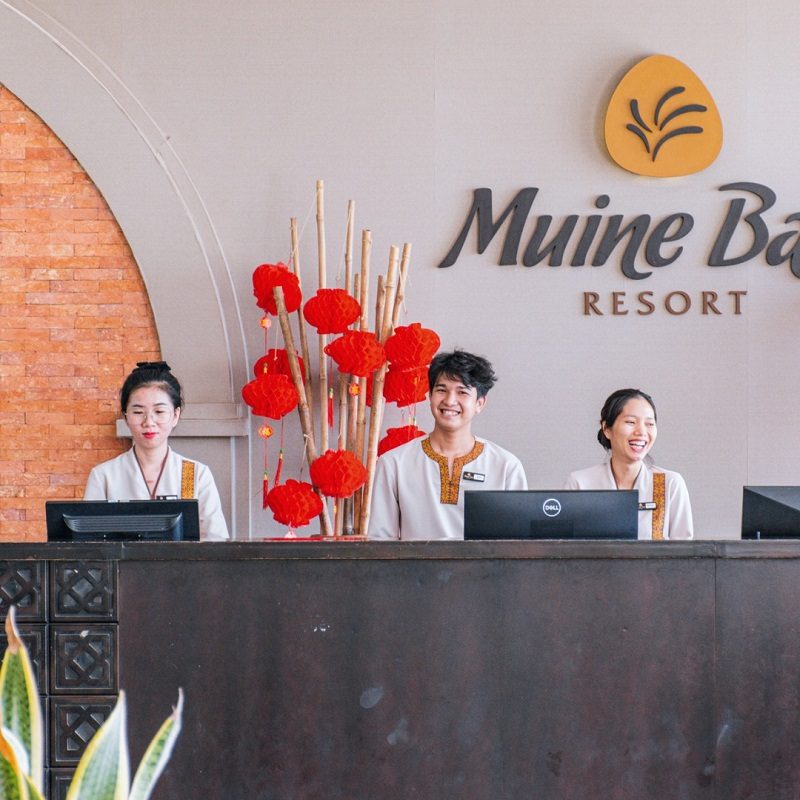 Đồng phục khách sạn Muine Bay Resort cho lễ tân đẹp mắt
