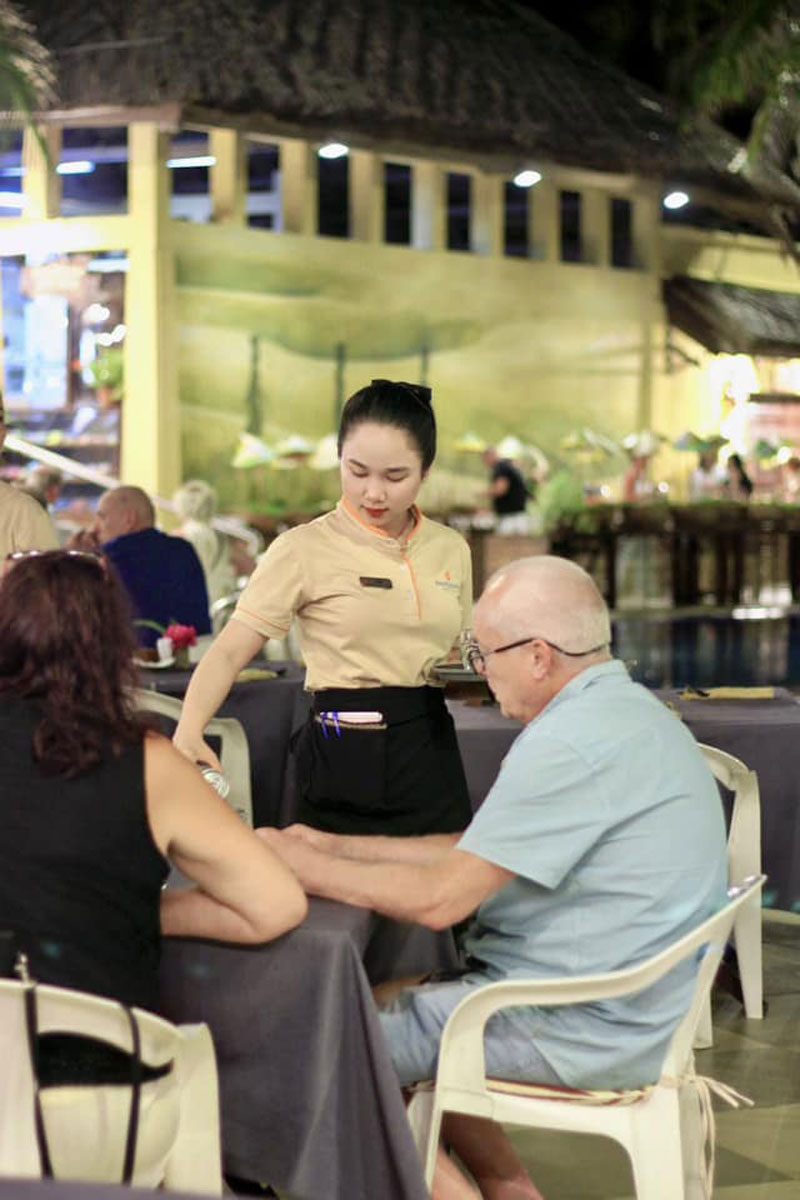 Đồng phục nhân viên phục vụ Pandanus Resort