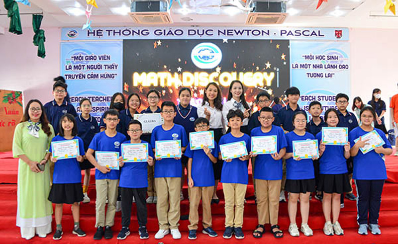 Quần và đồng phục chân váy tiểu học Newton