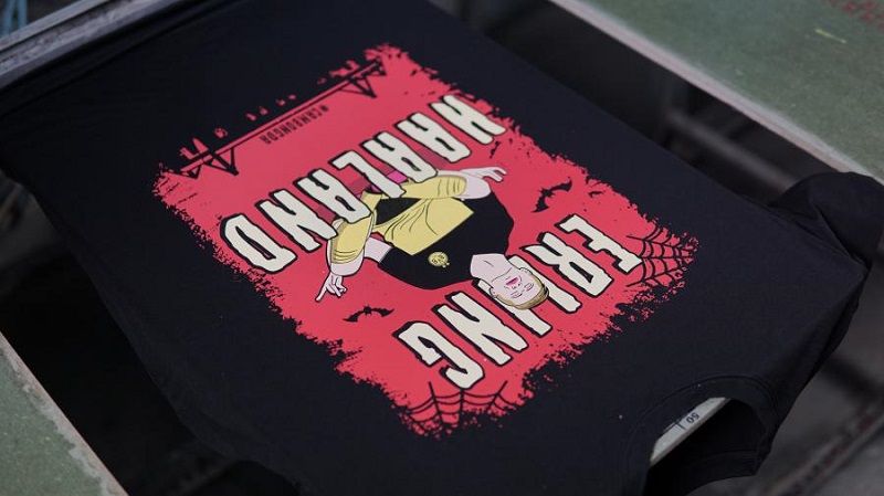 In hình áo theo yêu cầu bằng phương pháp in lụa