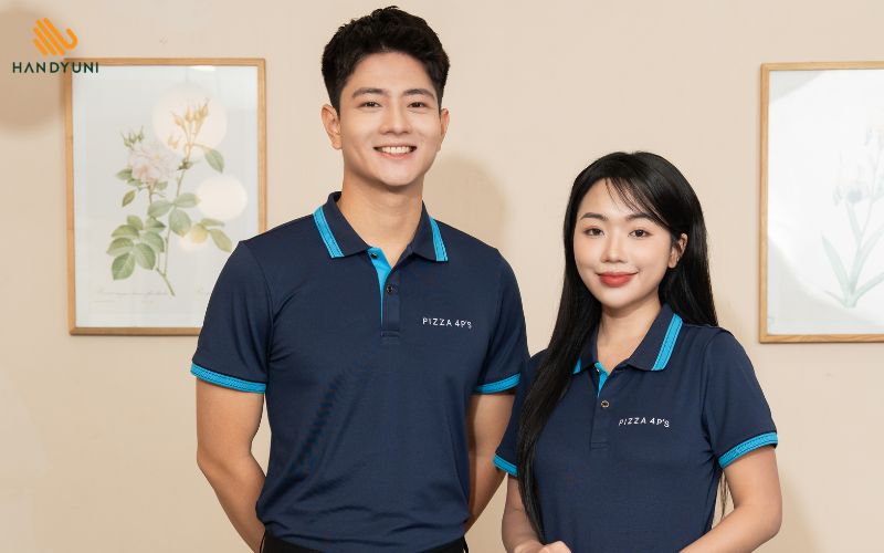 Áo polo phối viền, tăng sự nổi bật cho nhân viên phục vụ