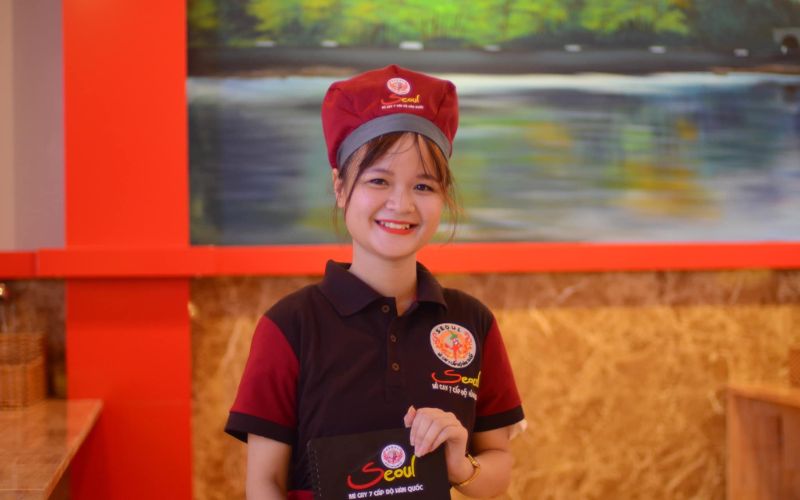 In/thêu logo và slogan hài hoà với đồng phục là yếu tố quan trọng