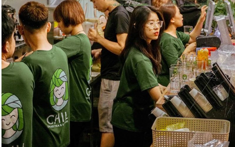 Street style Gen Z - Oversize, slogan nổi bật, phối bucket/nón lưỡi trai