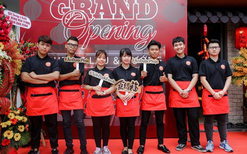 Sử dụng gam màu đỏ - đen để may đồng phục quán mì cay