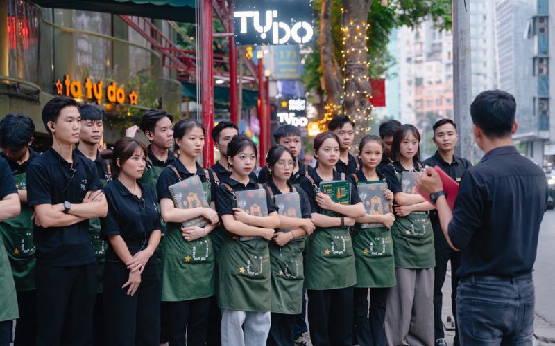 Tại sao nên may đồng phục quán nhậu cho nhân viên?