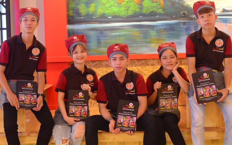 Thiết kế đồng phục quán mì cay ưu tiên kiểu dáng gọn nhẹ