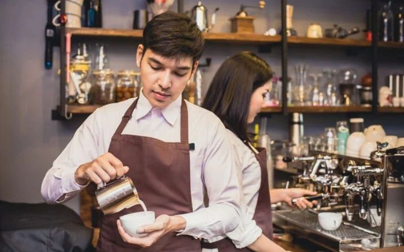 Tạp dề barista là gì? Vì sao bắt buộc phải có?