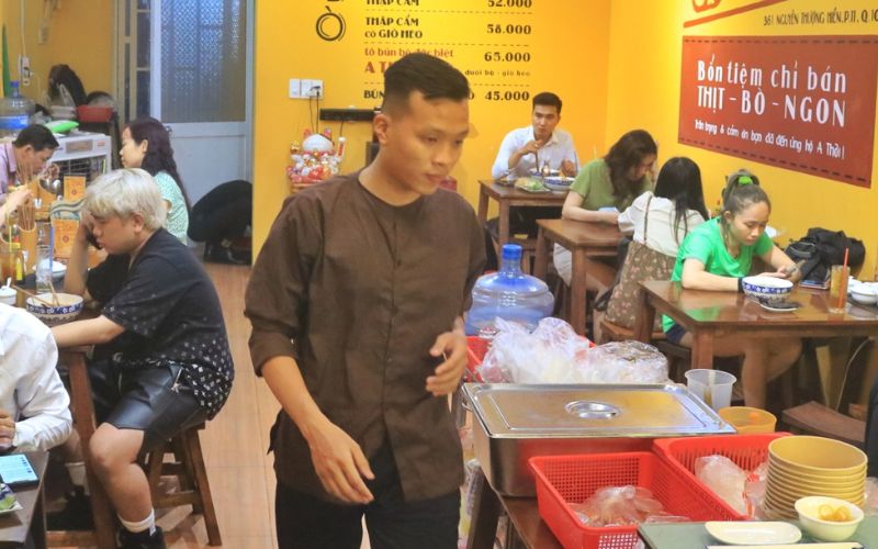 Áo bà ba cách tân hoặc áo dài truyền thống Huế