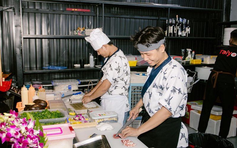 Những lưu ý khi đặt may tạp dề quán sushi