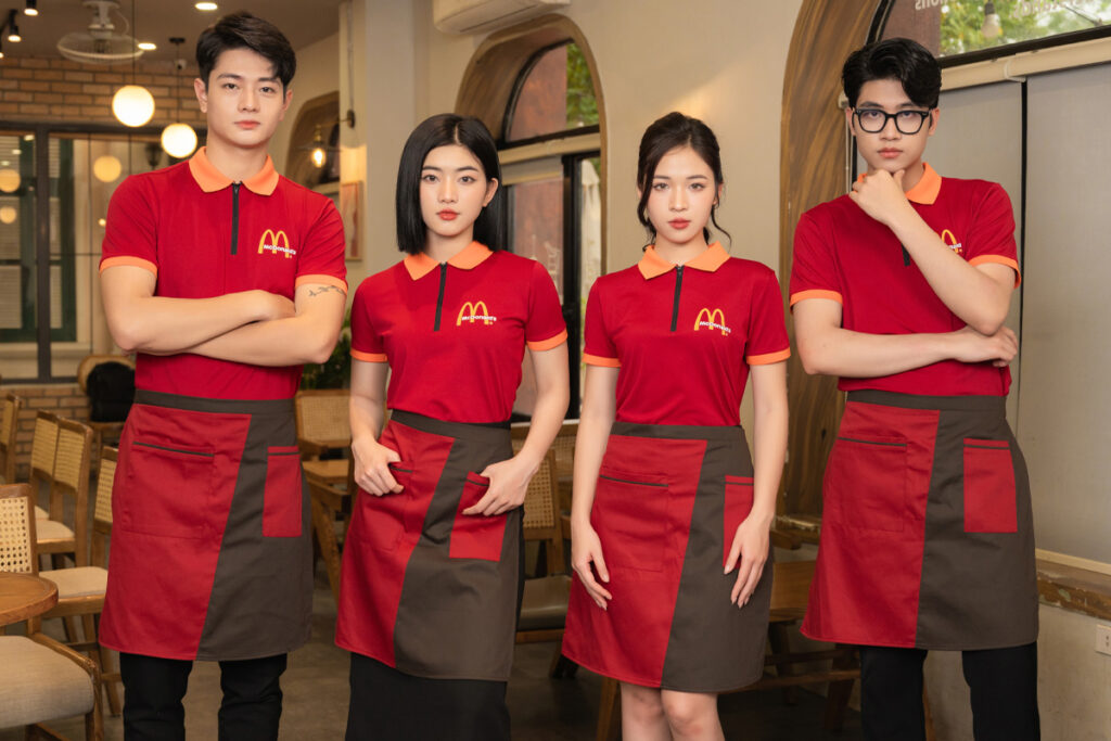 Mẫu đồng phục áo thun phối tạp dề ngắn