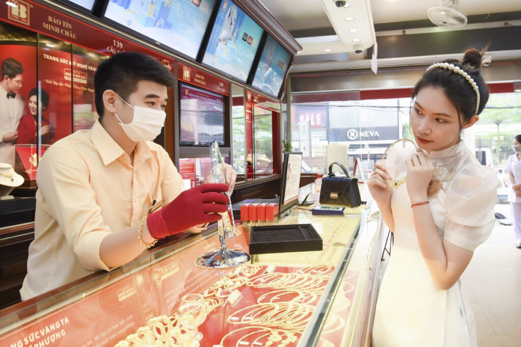 Những lưu ý khi đặt may đồng phục tiệm vàng sang trọng