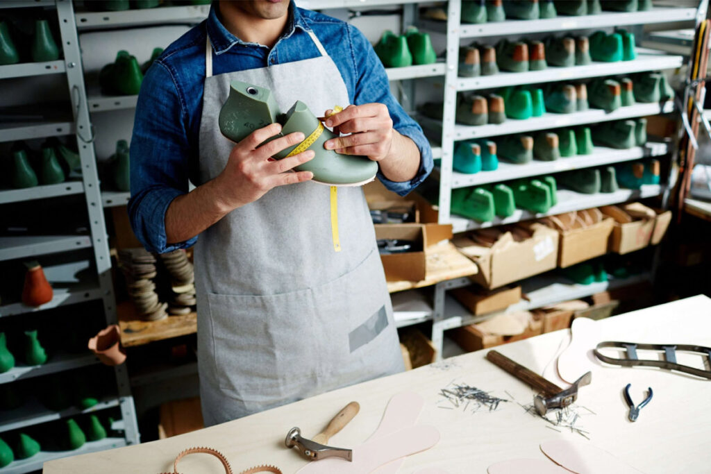 Thiết kế theo yêu cầu (in logo, may theo size chuẩn)