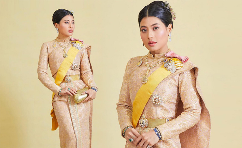 Áo dài Thái Lan với thiết kế đính hoa văn và màu sắc nhã nhặn